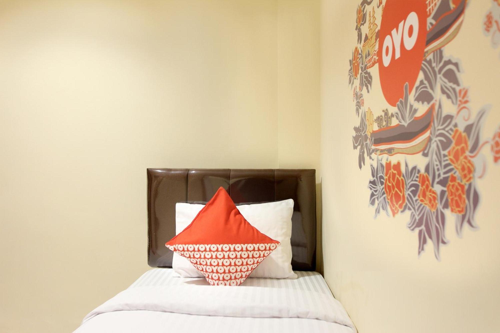 Oyo 121 Rumah Ayub Syariah Hotel