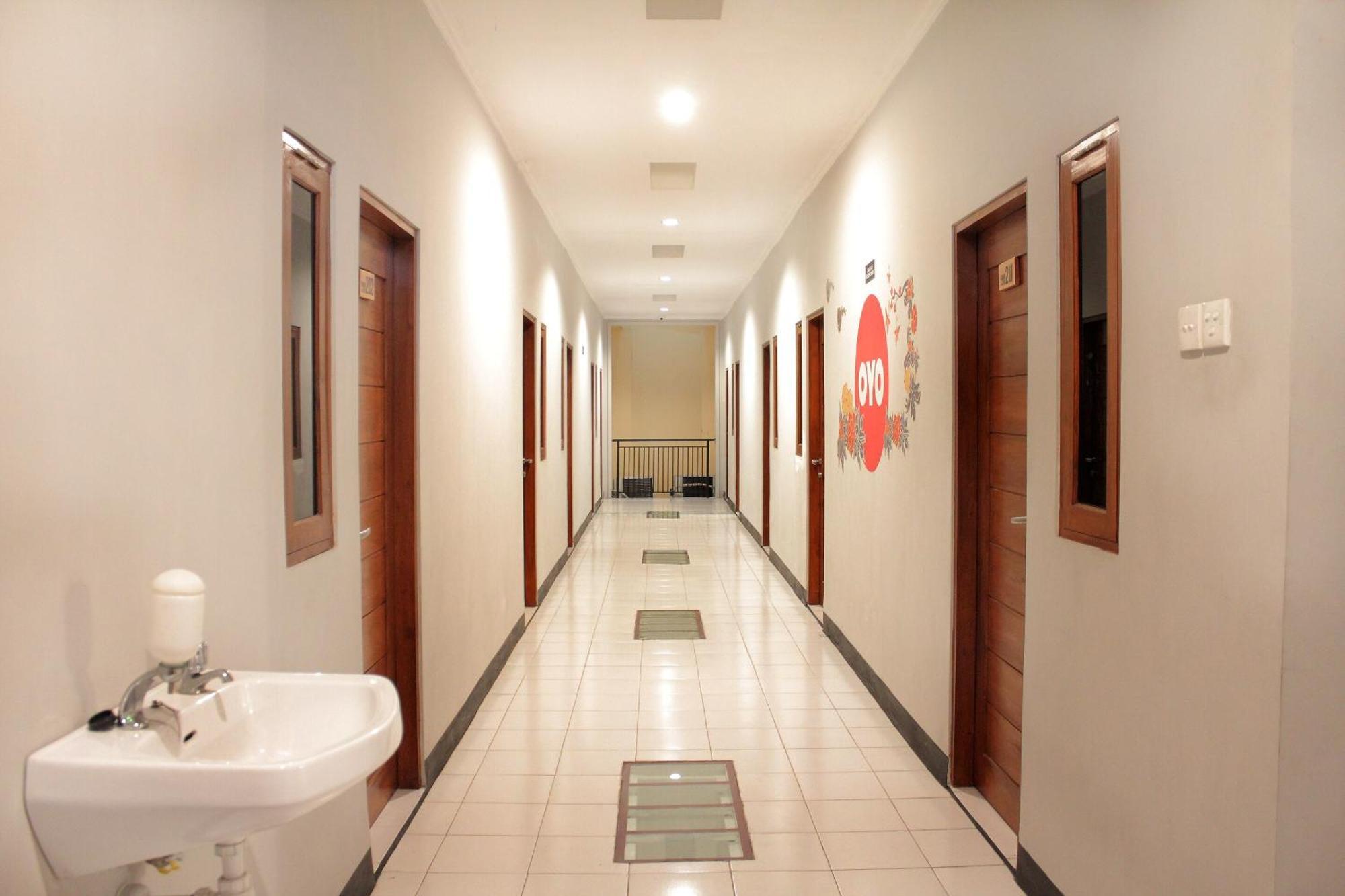 Hotel Oyo 121 Rumah Ayub Syariah Jakarta