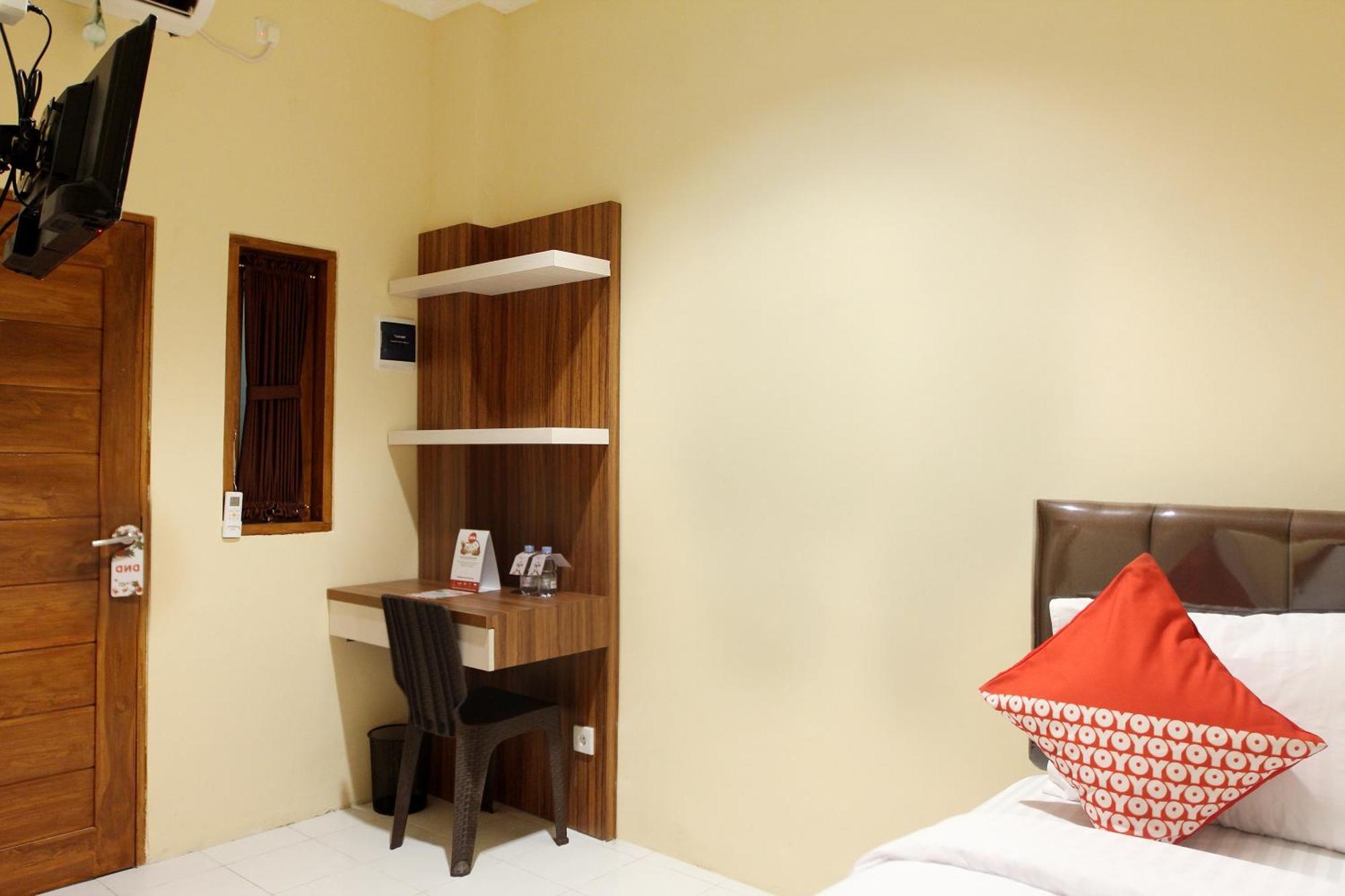 Oyo 121 Rumah Ayub Syariah Hotel