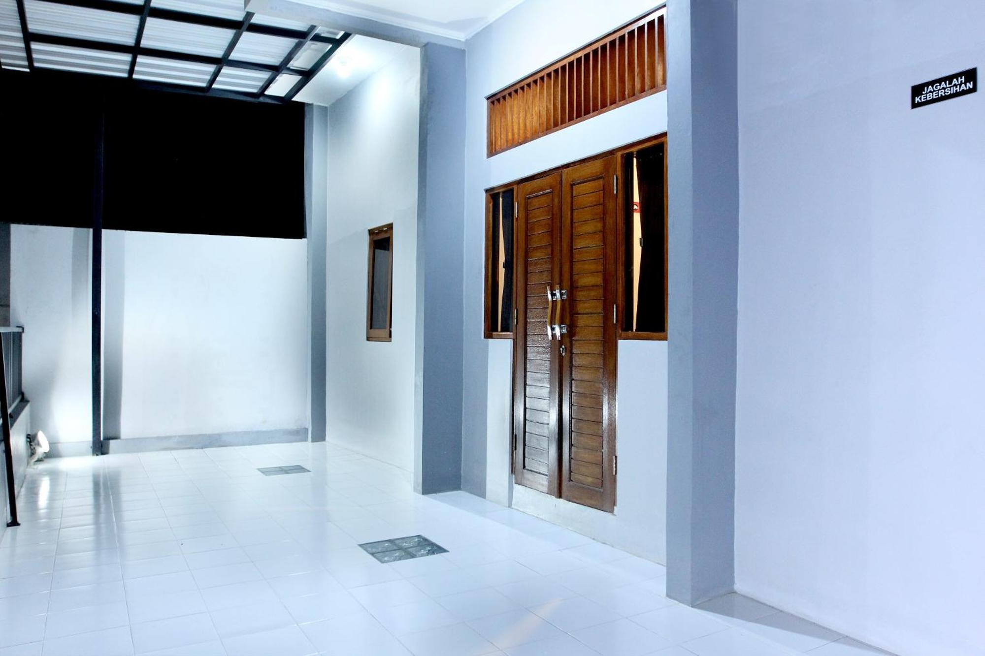 Hotel Oyo 121 Rumah Ayub Syariah Jakarta