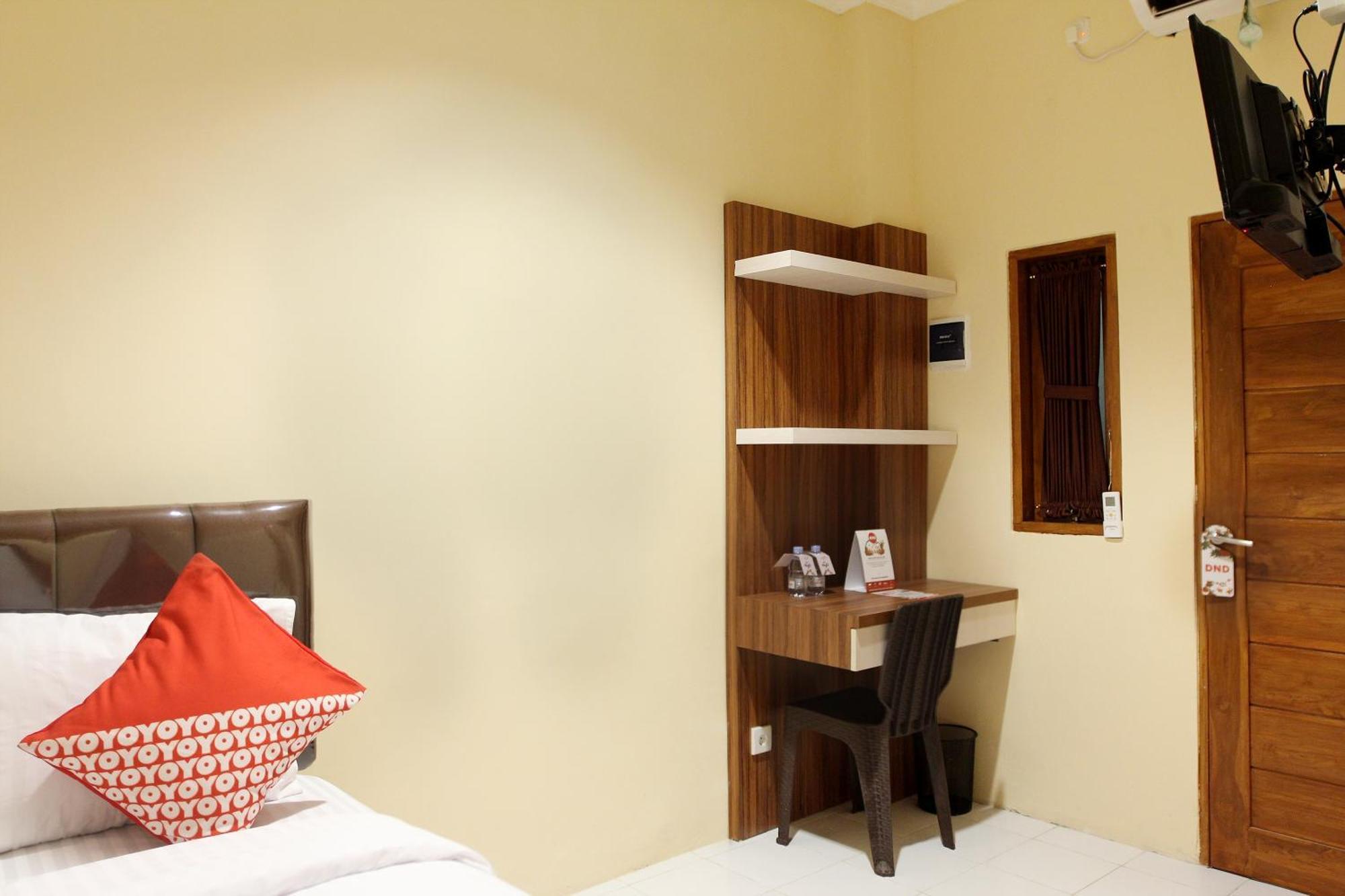 Oyo 121 Rumah Ayub Syariah Hotel 2*