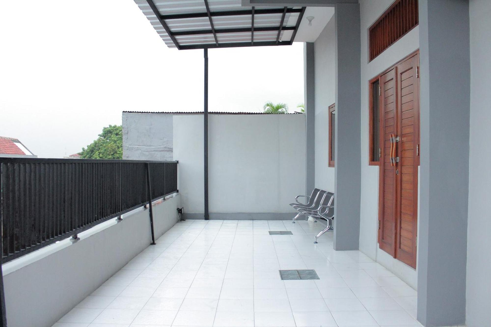 Oyo 121 Rumah Ayub Syariah Hotel