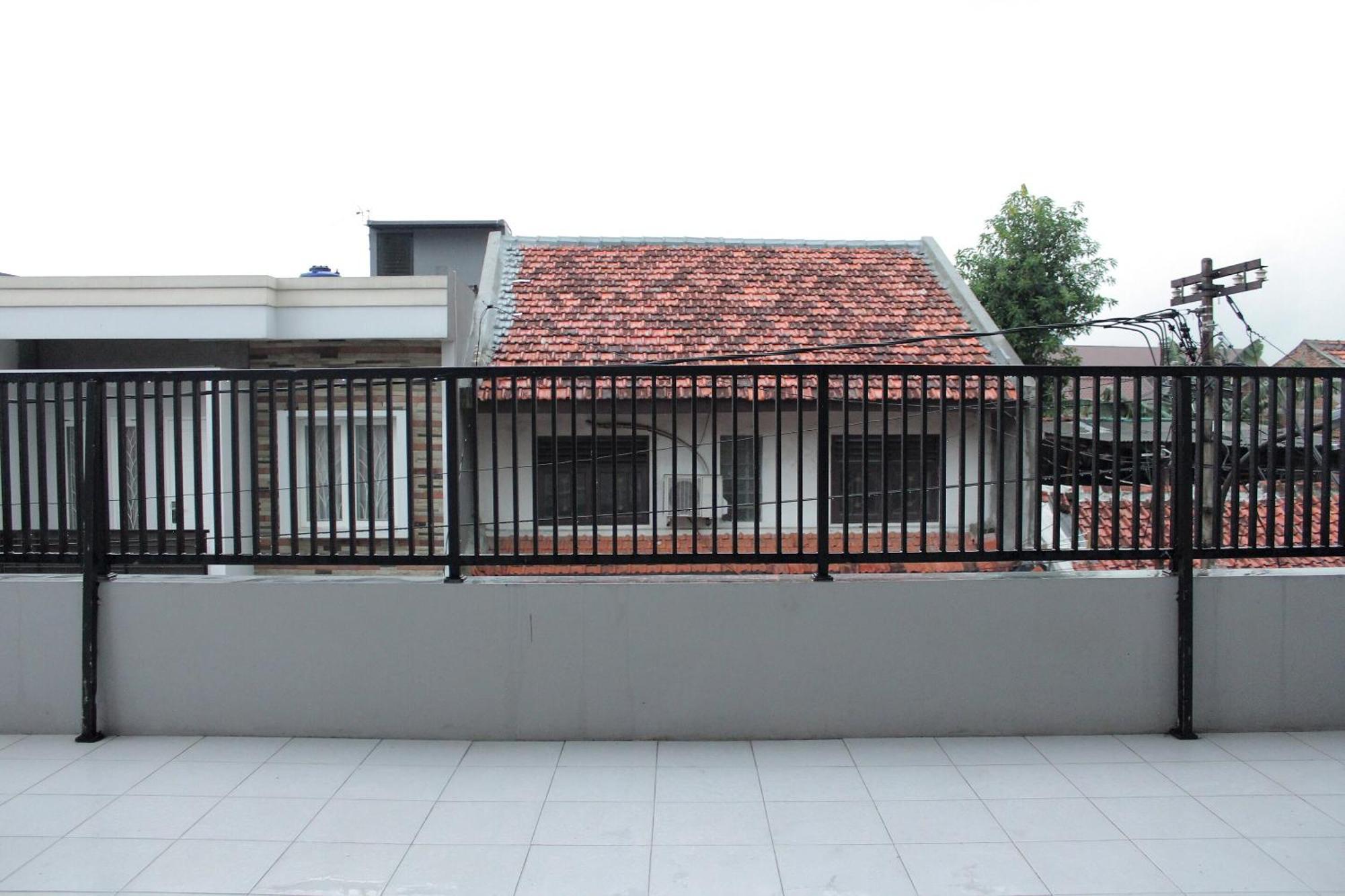Oyo 121 Rumah Ayub Syariah Hotel 2*