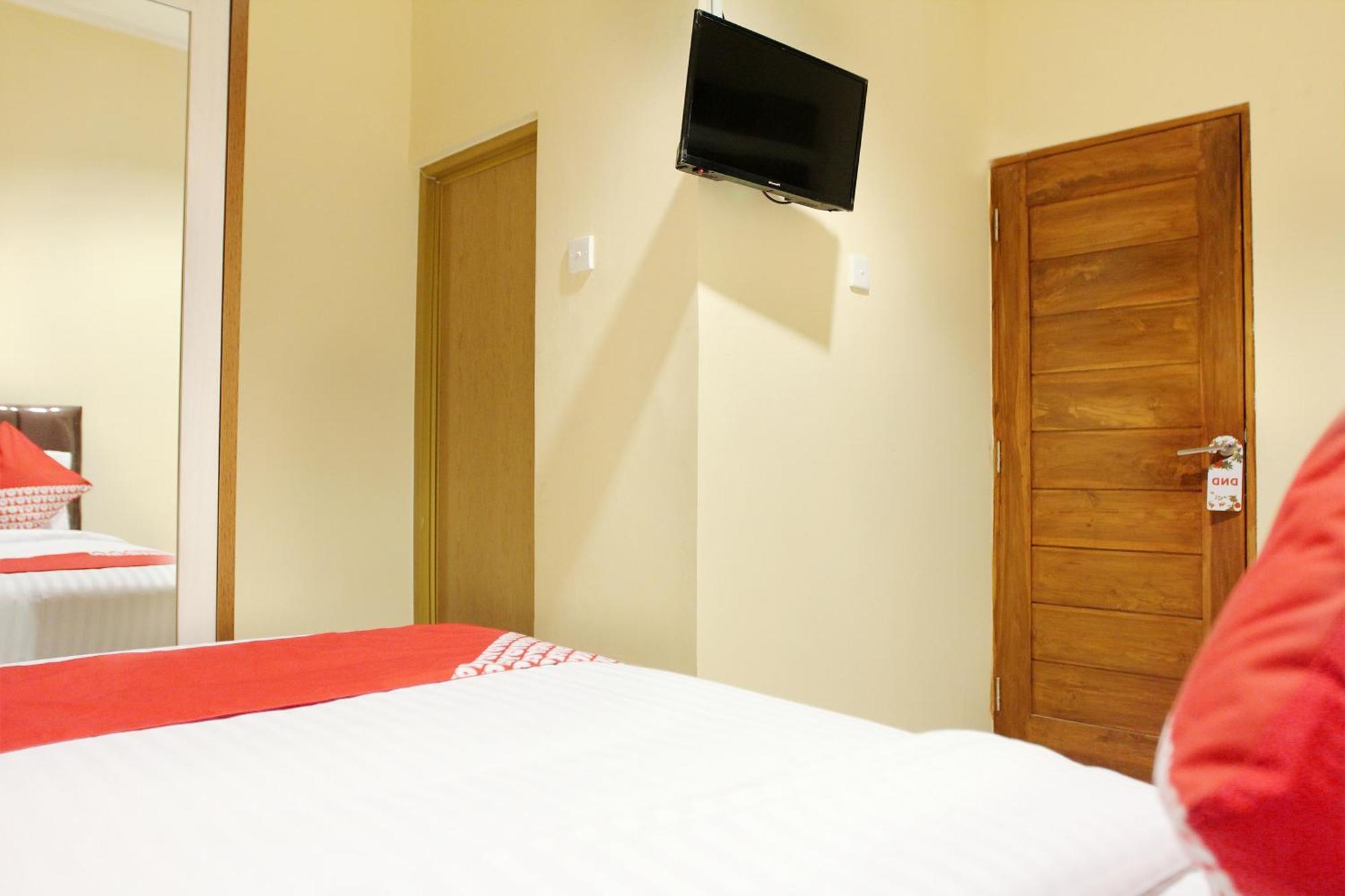 Oyo 121 Rumah Ayub Syariah Hotel Jakarta